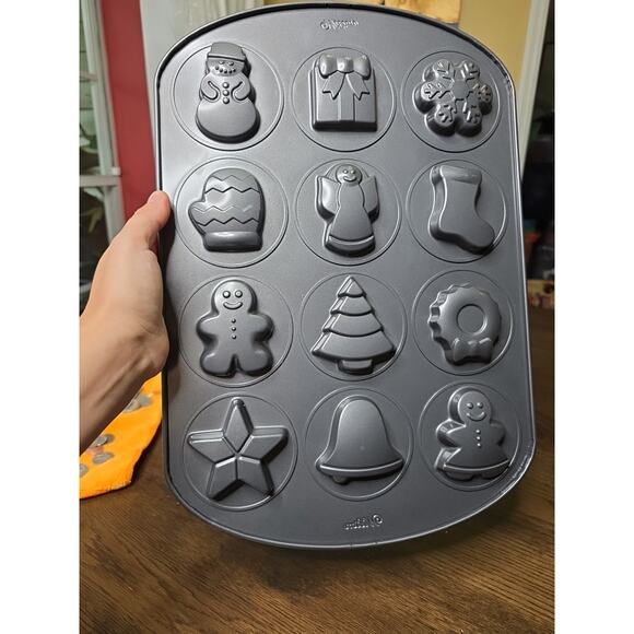 Wilton 12-CAVITY COOKIE PAN ~ 12 Different Christmas designs Dark Non-Stick tS2 - Picture 5 of 12